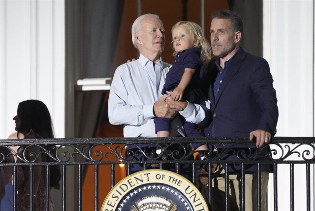 Archivo - El presidente de Estados Unidos, Joe Biden, junto a uno de sus hijos, Hunter Biden.