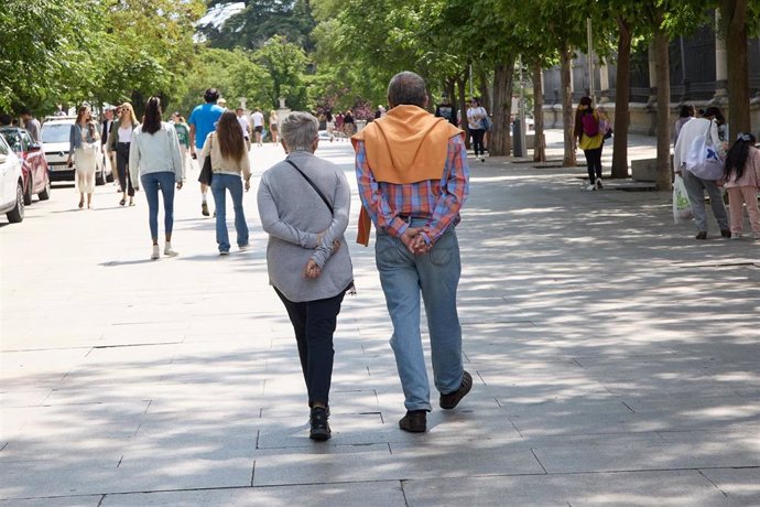 Archivo - Una pareja camina por Paseo del Prado, a 4 de junio de 2023, en Madrid (España). 