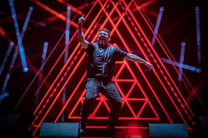 Archivo - El cantante canario Quevedo durante su actuación en el Share Festival Barcelona, en el Parc del Frum, a 9 de junio de 2023, en Barcelona, Cataluña (España). En su quinta edición este festival de música de género urbano, como el rap, el reguet