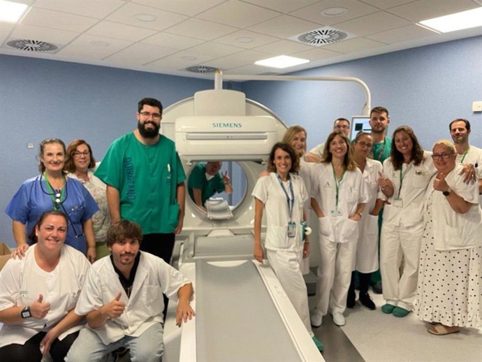 Equipo del Hospital Clínico junto a la nueva gammacámara Spect/TC