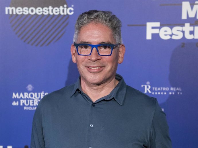 El escritor y presentador, Boris Izaguirre, posa durante el photocall previo al concierto de Kraftwerk en el Teatro Real, a 27 de julio de 2023, en Madrid (España).