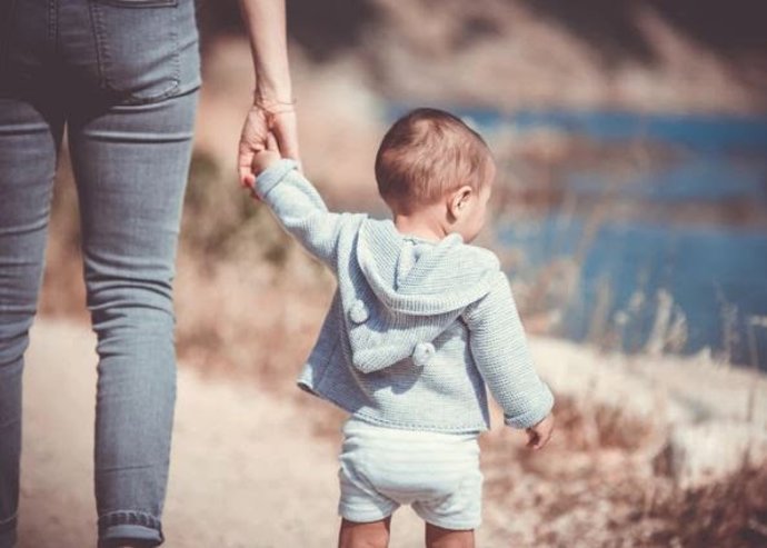 Archivo - Un niño junto a su madre.
