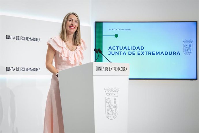 La presidenta de la Junta de Extremadura, María Guardiola, en rueda de prensa