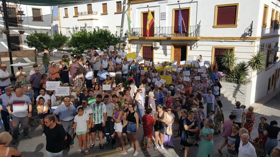 Una de las concentraciones de los vecinos de Valenzuela contra el cierre temporal y parcial del SUAP de la localidad.