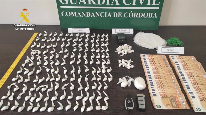 Droga, dinero y otros objetos intervenidos por la Guardia Civil.