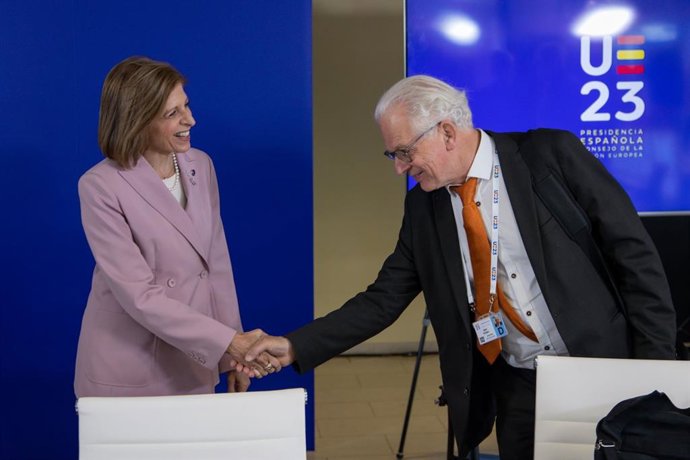 La comisaria europea de Sanidad, Stella Kyriakides, saluda a uno de los ministros que forma parte de las delegaciones que se  han dado cita en la Reunión Informal de Salud de la UE con motivo de  la Presidencia española de la UE