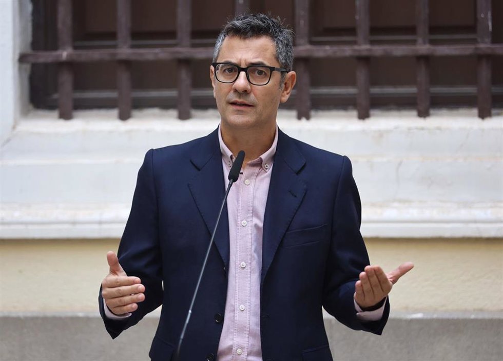 Archivo - El ministro de la Presidencia, Relaciones con las Cortes y Memoria Democrática, Félix Bolaños, ofrece declaraciones a su llegada al Centro de Estudios Políticos y Constitucionales (CEPC), a 23 de septiembre de 2022, en Madrid (España).