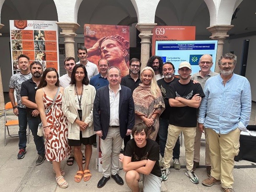 Participantes en el proyecto 'Dancing Histor(y)les: Visita de estudio a Mérida', junto al director del Festival de Mérida, Jesús Cimarro, y el director gerente del certamen, Pedro Blanco.