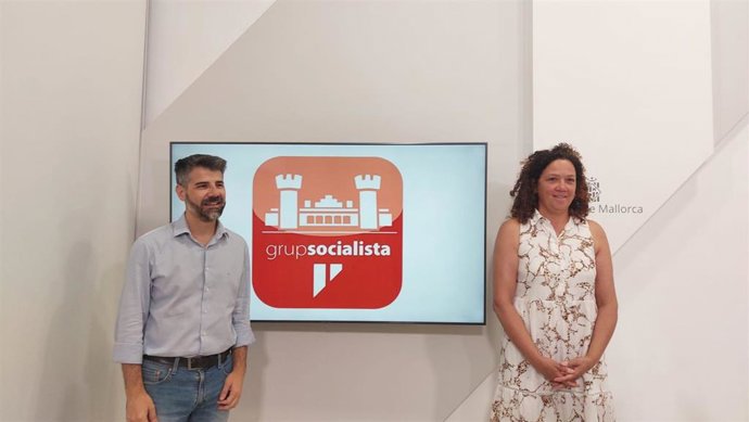 Los representantes del PSIB en el Consell de Mallorca Javier de Juan (izquierda) y Catalina Cladera (derecha).