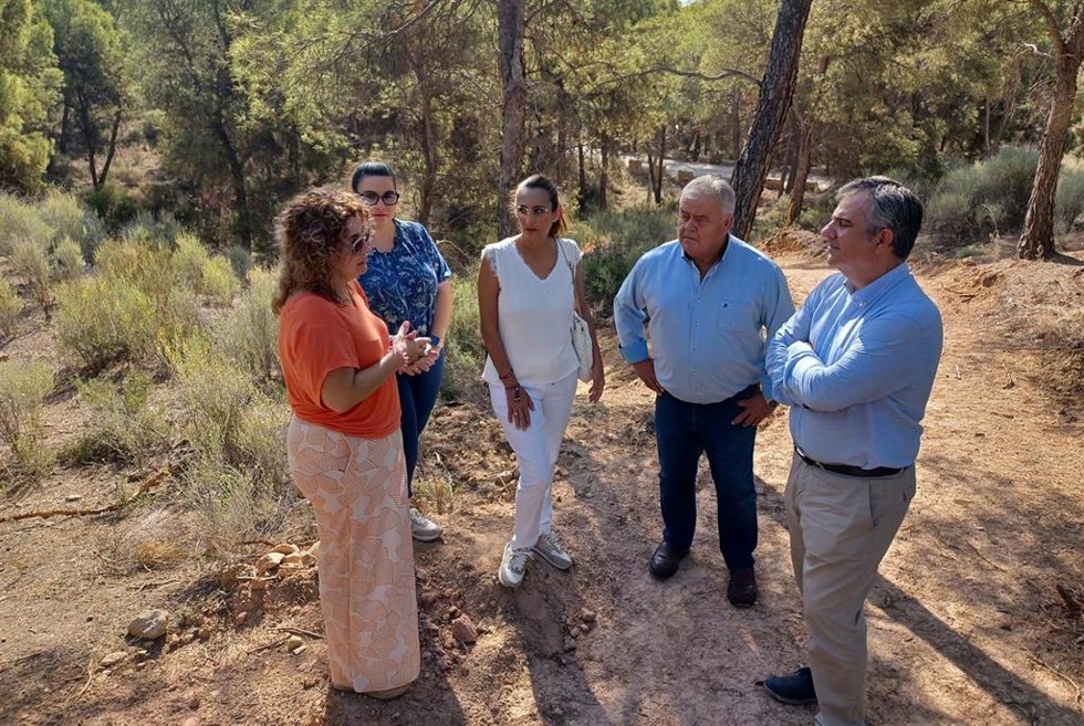 El consejero en funciones de Medio Ambiente, Mar Menor, Universidades e Investigación, Juan María Vázquez, visita las obras del nuevo sendero a La Santa en el Parque Regional de Sierra Espuña