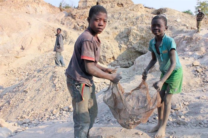 Archivo - Dos niños trabajan en una mina en República Democrática del Congo.