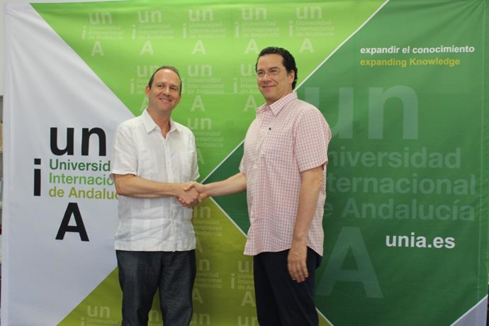 El rector de la UNIA, José Ignacio García, junto al rector de la Universidad Pontificia de Perú, Carlos Garatea Grau.