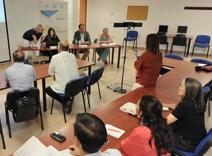 Junta y FOE reúnen a 60 pymes de Huelva para informar sobre las ayudas por sobrecostes energéticos.