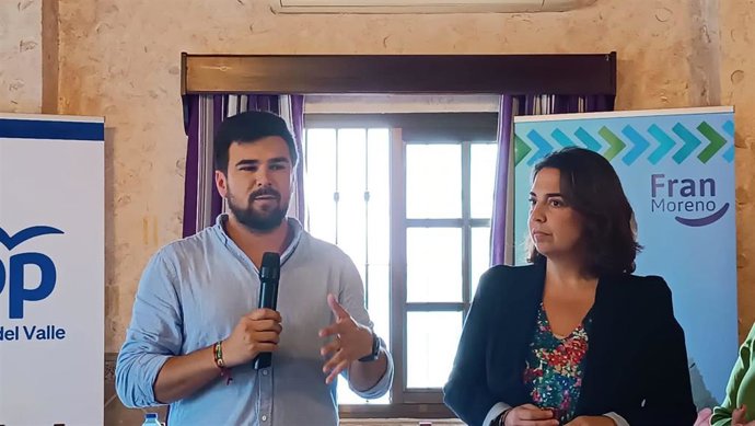 Fran Moreno, nuevo delegado de Agricultura, con Carmen Sánchez, delagada de Fomento.