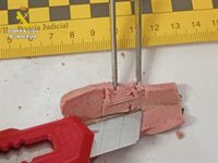 Investigada una pareja por arrojar salchichas con alfileres en una finca de olivos de Alhendín (Granada)