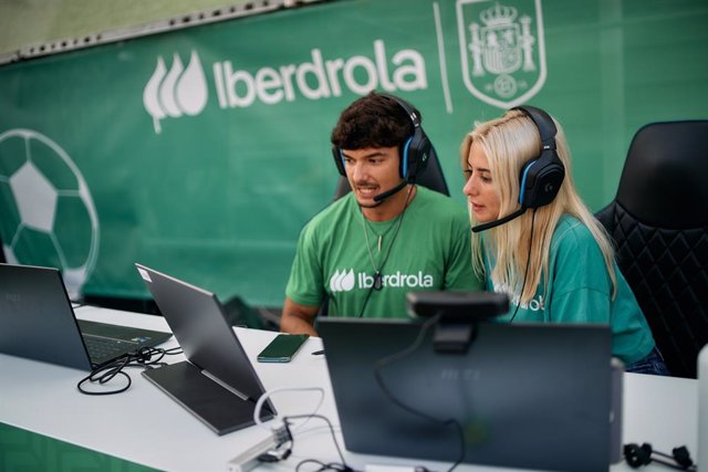 Alejandro Pecci y Gemita durante una Fan Zone de Iberdrola por el Mundial de Australia y Nueva Zelanda
