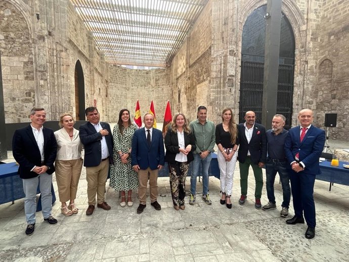 En El Centro La Alcaldesa De Burgos, Cristina Ayala, Junto A Parte Del Equipo De Gobierno Del PP Y Vox.