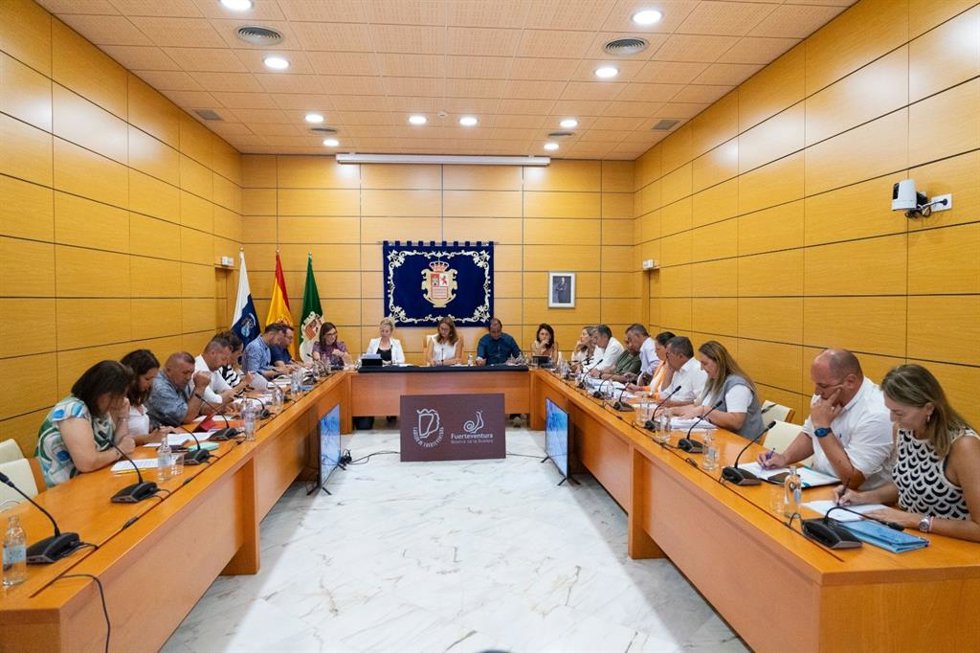 Pleno del Cabildo de Fuerteventura de este 28 de julio de 2023, encabezado por la presidenta insular, Lola García.