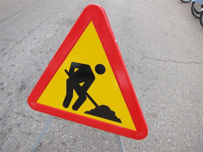 Archivo - Señal de obras en la calzada