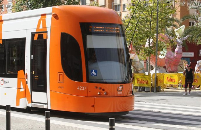 Archivo - Un TRAM d'Alacant en las fiestas de Hogueras.