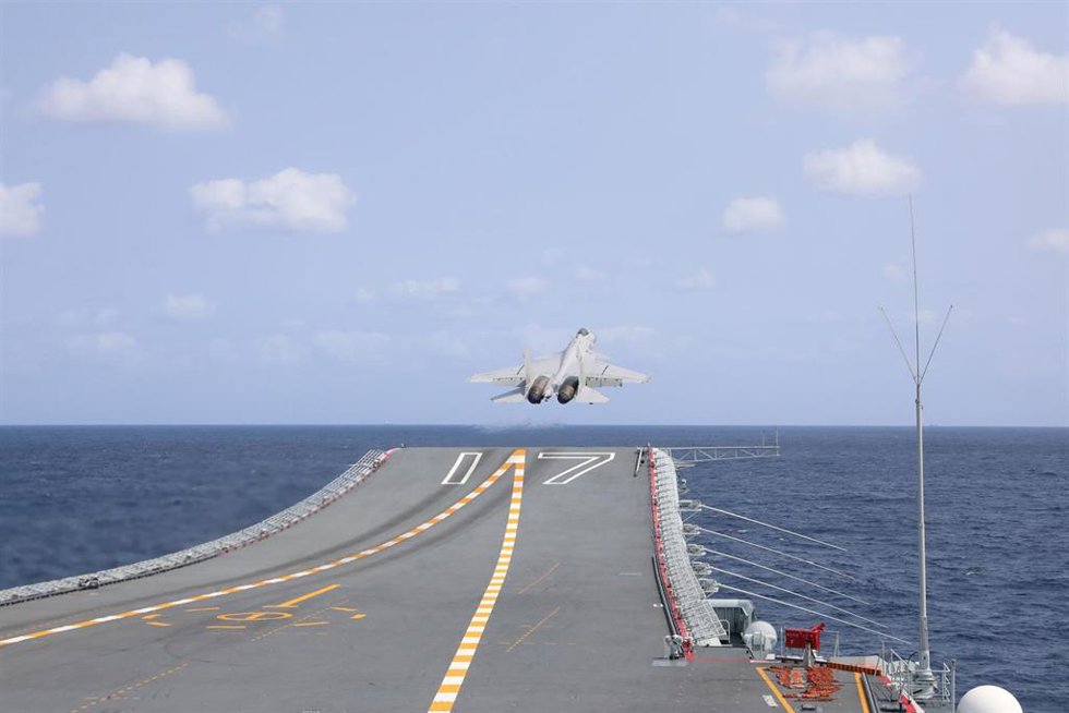 Archivo - Avión de combate chino en ejercicios cerca de Taiwán
