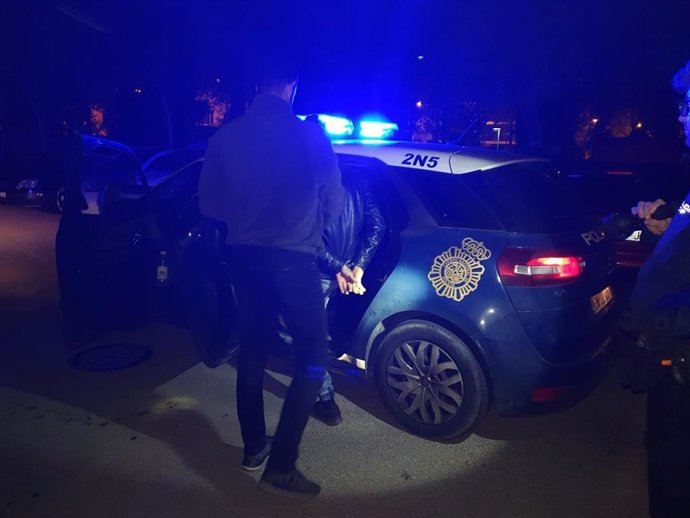 Archivo - Momento en el que se ha procedido a la detención de los presuntos autores de un robo con fuerza en un vehículo en Palma