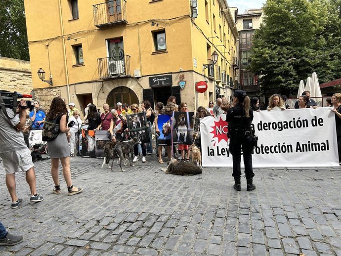 Concentración frente al Parlamento de La Rioja