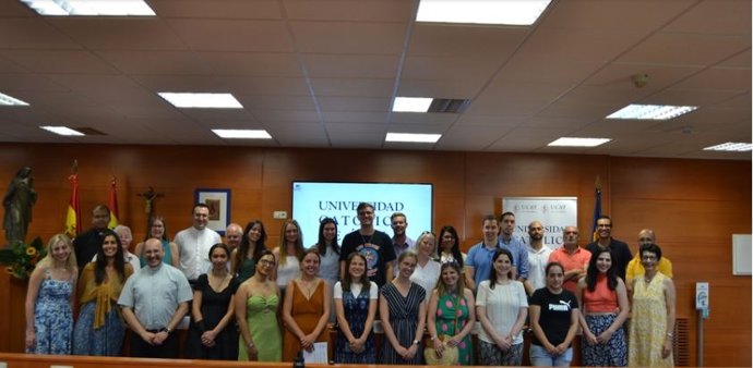 Foto de familia de los estudiantes que han participado en el Aula de Lengua y Cultura Española de la UCAV.
