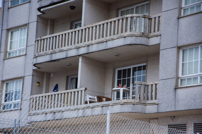 Vista del balcón desde el que cuatro jóvenes han caído al ceder la barandilla, en Sanxenxo