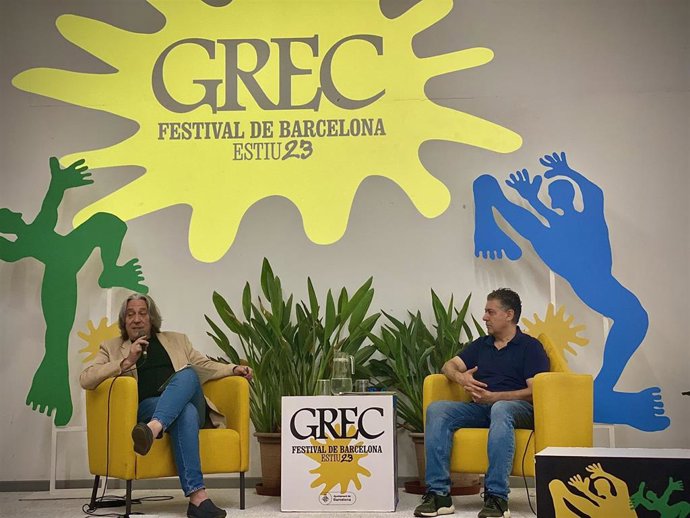 El comisionado de Cultura e Industrias Creativas de Barcelona, Xavier Marcé, junto al director del Festival Grec, Cesc Casadesús