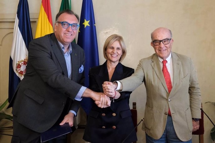 Arturo Bernal con la alcaldesa de Jere y el consejero de Dorna tras la firma del protocolo.