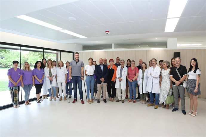 La presidenta Chivite, el delegado del Gobierno la consejera de Salud y el director del centro de salud de Berriozar, junto con alcaldes de esta zona básica de salud, personal del centro y otros responsables de salud.