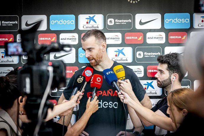 El jugador de la selección española Víctor Claver atiende a los medios de comunicación.