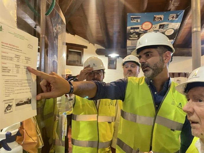 El consejero de Sostenibilidad, Medio Ambiente y Economía Azul, Ramón Fernández-Pacheco, visita las obras en el Refugio Postero Alto de Sierra Nevada.