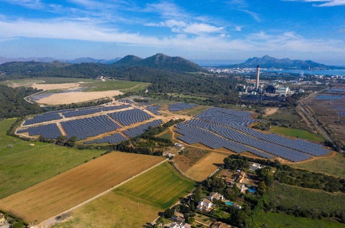 Archivo - Planta fotovoltaica de Endesa en Nou Biniatria, Alcúdia.