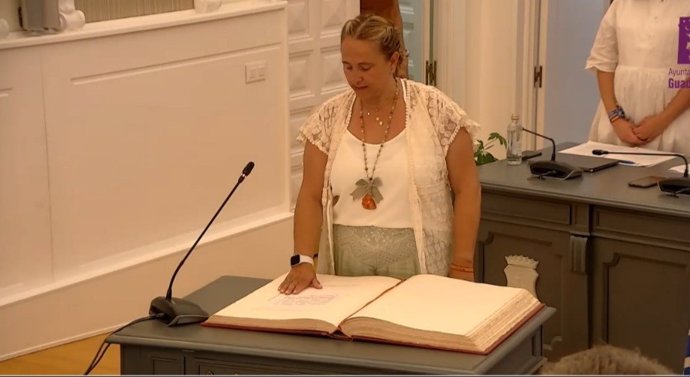 Eva Henche jura como concejal de Vox en el Ayuntamiento de Guadalajara.