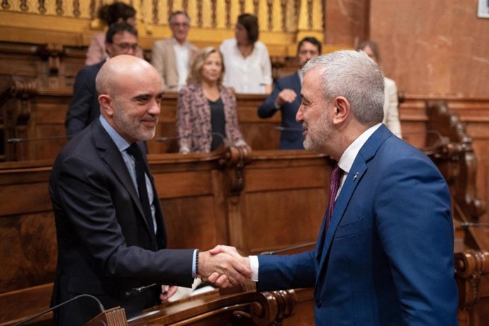 El líder del PP en el Ayuntamiento de Barcelona, Daniel Sirera (i), saluda al alcalde de Barcelona, Jaume Collboni (d), a su llegada a un pleno extraordinario a 11 de julio de 2023, en Barcelona, Catalunya (España). 