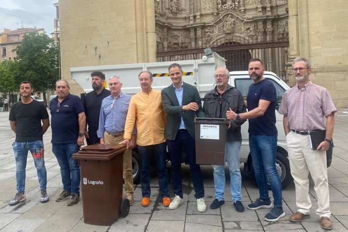 Los concejales de Medio Ambiente y Promoción del Ayuntamiento de Logroño, Jesús López y Miguel Sainz, acompañados por miembros de la Asociación de Hostelería Riojana.