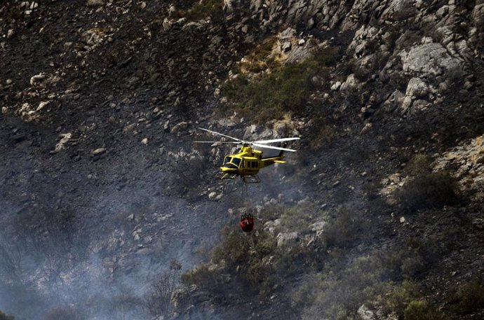 Archivo - Un helicóptero realiza labores de extinción en el incendio forestal en la Serra do Leboreiro, en el paraje de Corga de Salvante, en el parque natural de Baixa Limia e Serra do Xurés, a 26 de agosto de 2022, en Serra do Xurés, Ourense, Galicia 