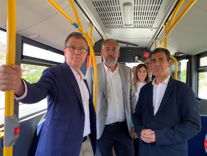 El consejero en funciones de Fomento e Infraestructuras, José Ramón Díez de Revenga, y los alcaldes de Murcia y de Santomera, José Ballesta y Víctor Martínez, respectivamente, presentan el acuerdo para mejorar el transporte público.