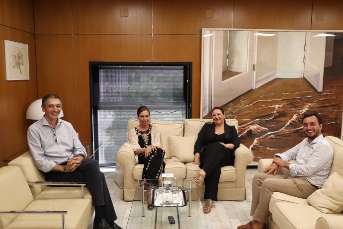 La consejera de Agricultura, Pesca, Agua y Desarrollo Rural de la Junta de Andalucía, Carmen Crespo, con el equipo de agua de su departamento.