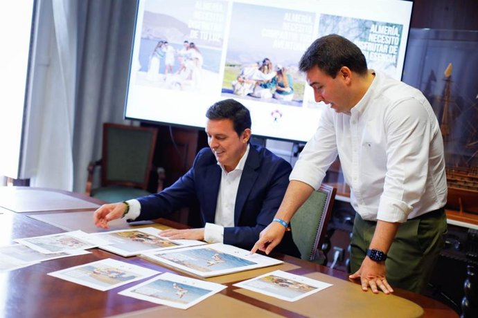 El presidente de la Diputación de Almería, Javier Aureliano García, examina la campaña de promoción de 'Costa de Almería'.