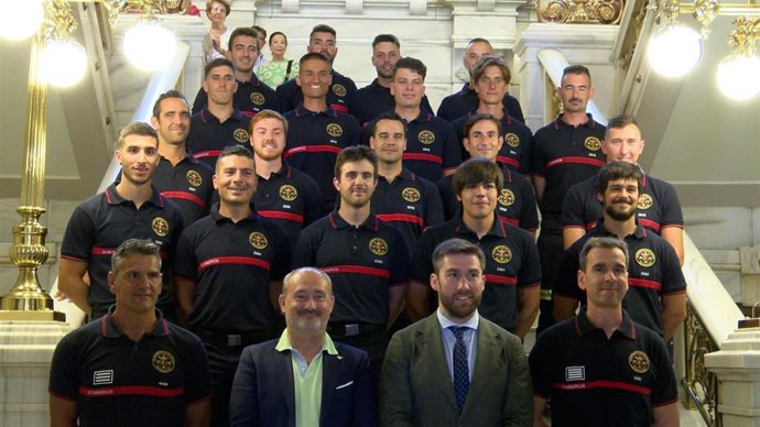 Los 19 bomberos que han tomado posesión en Valladolid junto a los concejales de Hacienda y Función Pública y Salud Pública y Seguridad Ciudadana.