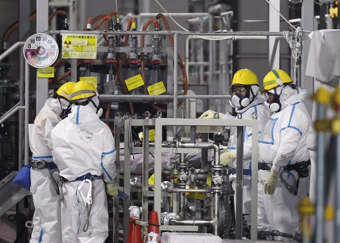 Archivo - Trabajadores comprueban el sistema de procesamiento de agua en la central nuclear de Fukushima-1, en Japón