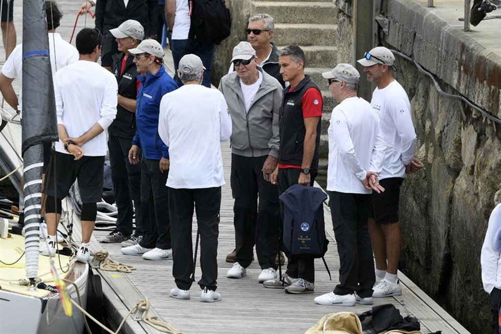 El Rey Juan Carlos a su llegada al puerto deportivo, a 27 de julio de 2023, en Sanxenxo, Pontevedra, Galicia (España). 