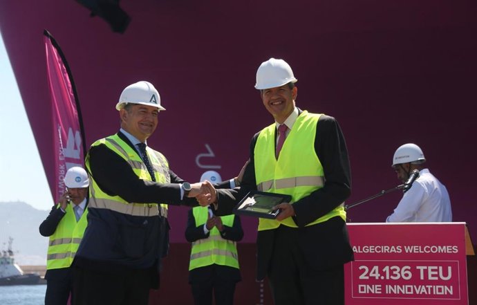 Sanz en la llegada del buque 'One Innovation' al puerto de Algeciras.