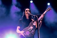 Placebo honra a Sinéad O'Connor en un concierto en Noches del Botánico con móviles vetados