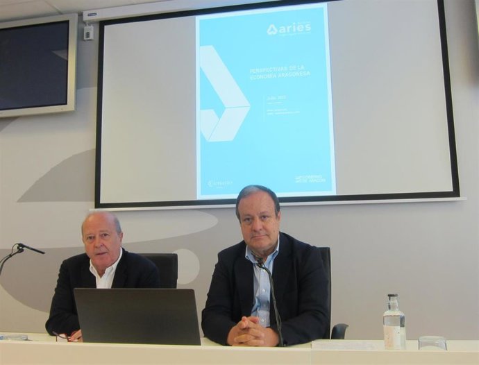 El catedrático de Análisis Económico de la Universidad de Zaragoza, Marcos Sanso, y el director general de la Cámara de Comercio de Zaragoza, José Miguel Sánchez.