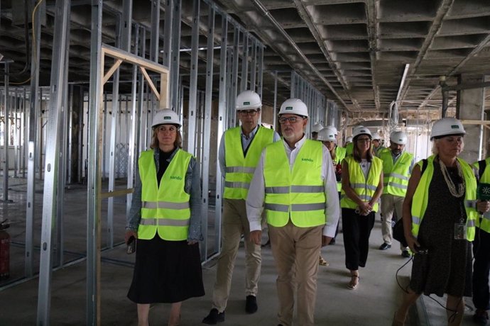 El viceconsejero de Salud y Consumo de la Junta de Andalucía, Miguel Ángel Guzmán, visita las obras de la Unidad de Hospitalización Breve de Salud Mental del Hospital Universitario Virgen del Rocío.