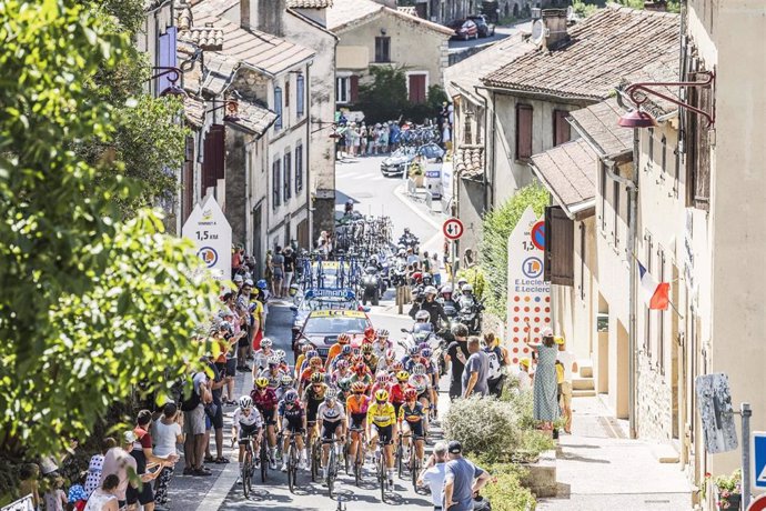 El pelotón durante la etapa 5 del Tour de Francia femenino.